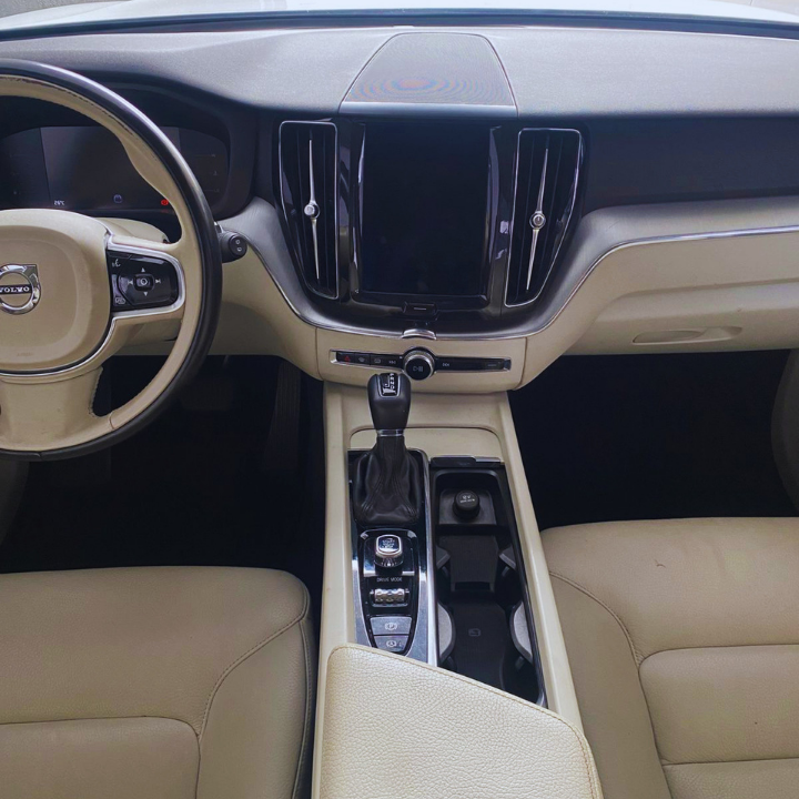 2018 VOLVO XC60 MOMENTUM T5 2.0 AUTOMÁTICA – BLINDADA