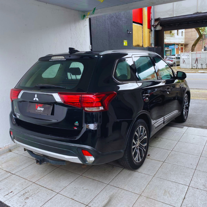 2017 MITSUBISHI OUTLANDER 2.0 GASOLINA – COMPLETA